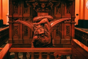 El Diablo Aprisionado en la Catedral de Arequipa