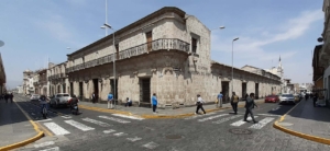La vida cotidiana en la esquina del Palacio de Goyeneche