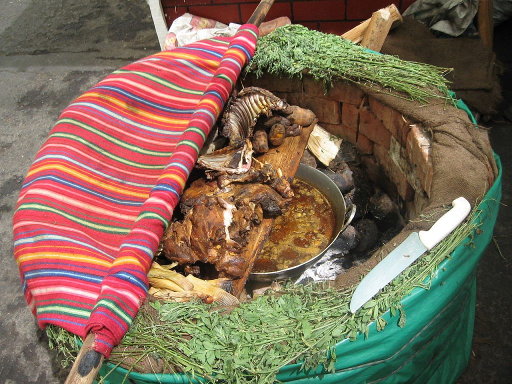 Pachamanca, plato típico de la cocina andina de Perú.