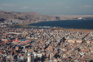 Vista panorámica de Puno: La ciudad que descansa junto al lago Titicaca
