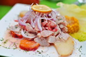 El ceviche es un plato tradicional de Perú.