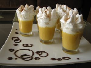 El suspiro a la limeña es un postre tradicional de Perú.