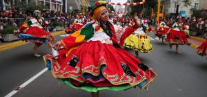 Pasacalle en Lima por celebración de Fiestas Patrias en Perú.
