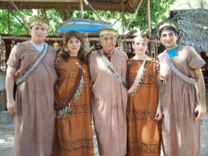 Pobladores con el traje típico de la selva