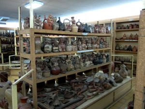 Piezas de cerámica exhibidas en el Museo de Arqueología José Cassinelli Mazzei.