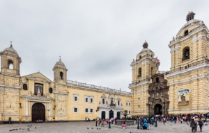Fachada de la Basílica y Convento de San Francisco de Jesús, vista desde la Plaza de la Pileta, con su arquitectura histórica y detalles coloniales