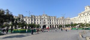 Vista de la Plaza San Martín, un espacio histórico y emblemático de Lima, rodeado de arquitectura tradicional y vida urbana