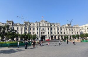 Vista de la Plaza San Martín, un espacio histórico y emblemático de Lima, rodeado de arquitectura tradicional y vida urbana