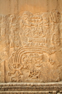 Iconografía ancestral en la Huaca del Dragón