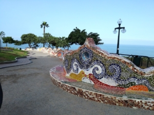 Bancos de Mosaico con Vista al Mar en Miraflores