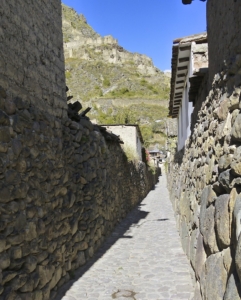 Calle ancestral bajo la mirada de Pinkuylluna en Ollantaytambo