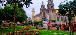 Jardines y la Iglesia Virgen Milagrosa en el Parque Kennedy