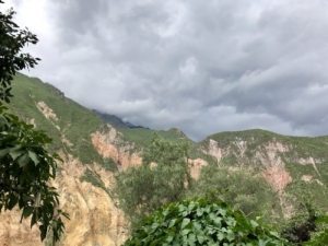Paisajes Serenos del Parque Sangalli: Un Encanto Peruano