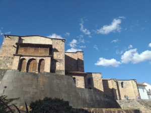 Qorikancha: Imponente Muralla Inca bajo el Sol Cusqueño